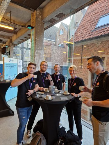 Cyber security team om een sta tafel bij Brucon